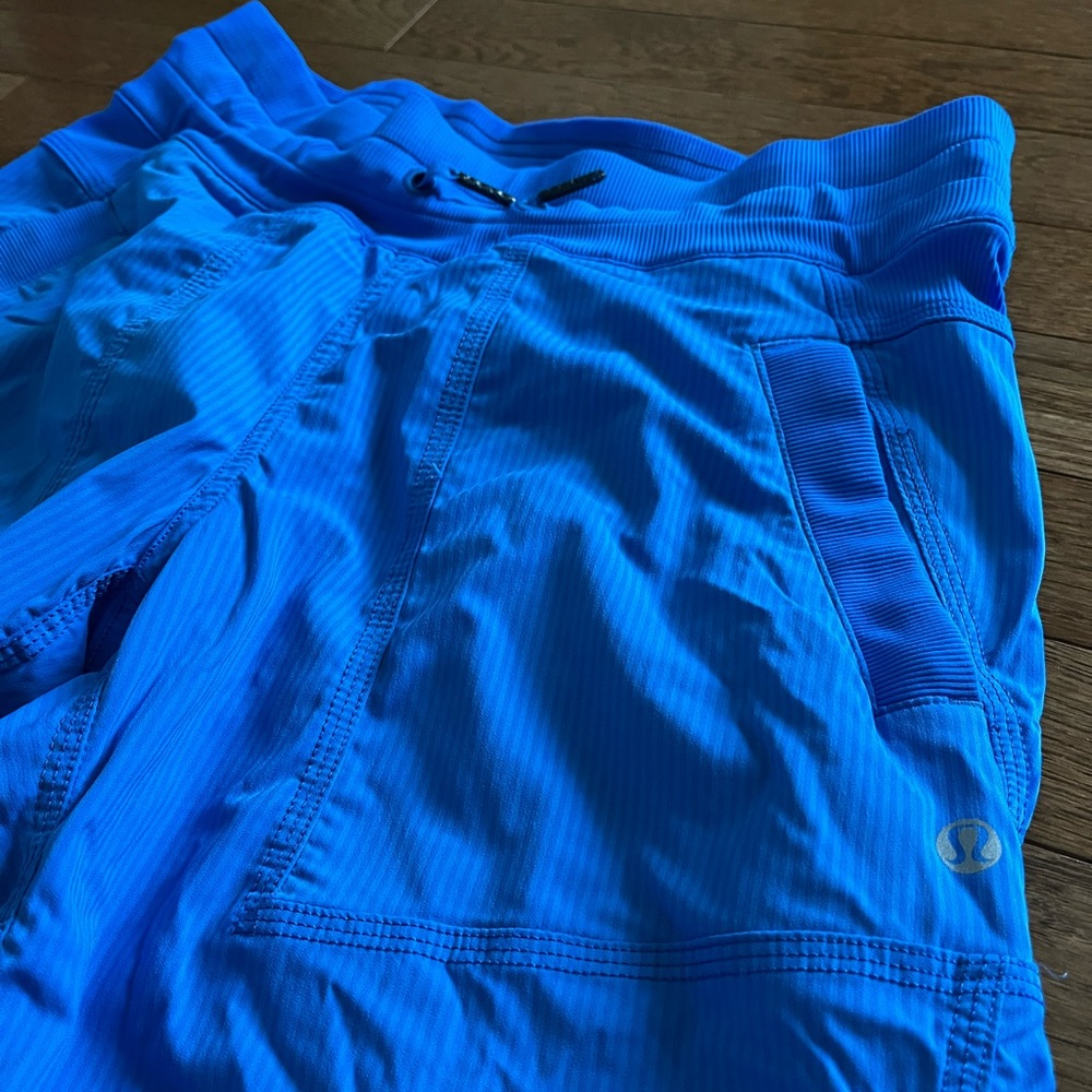 Lululemon Studio Crop - Size 4 - Beautiful Blue